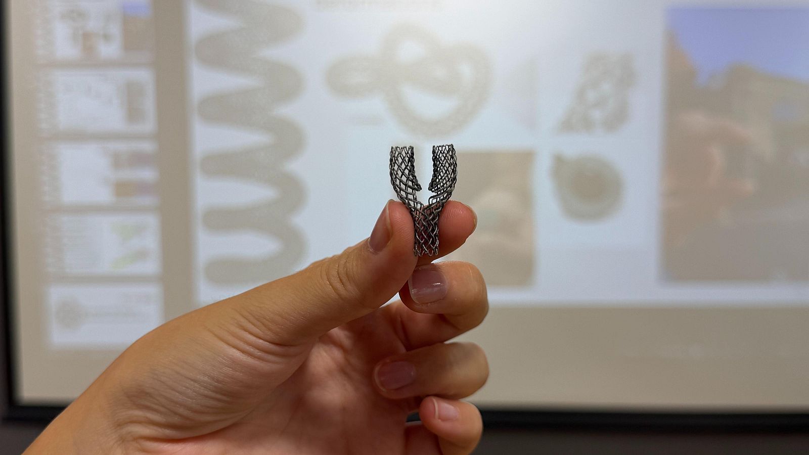 Muestra de un doble vaso bascular impreso mediante la técnica NitiBraid (Carlos Aguilar)