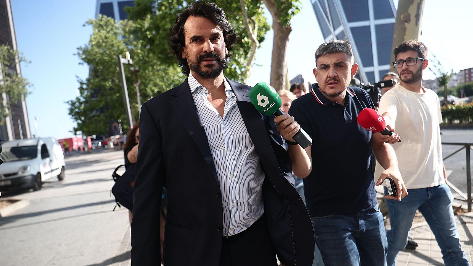 La pareja de la presidenta de la Comunidad de Madrid, Alberto González Amador, a su salida de los Juzgados de Plaza de Castilla en junio de 2026