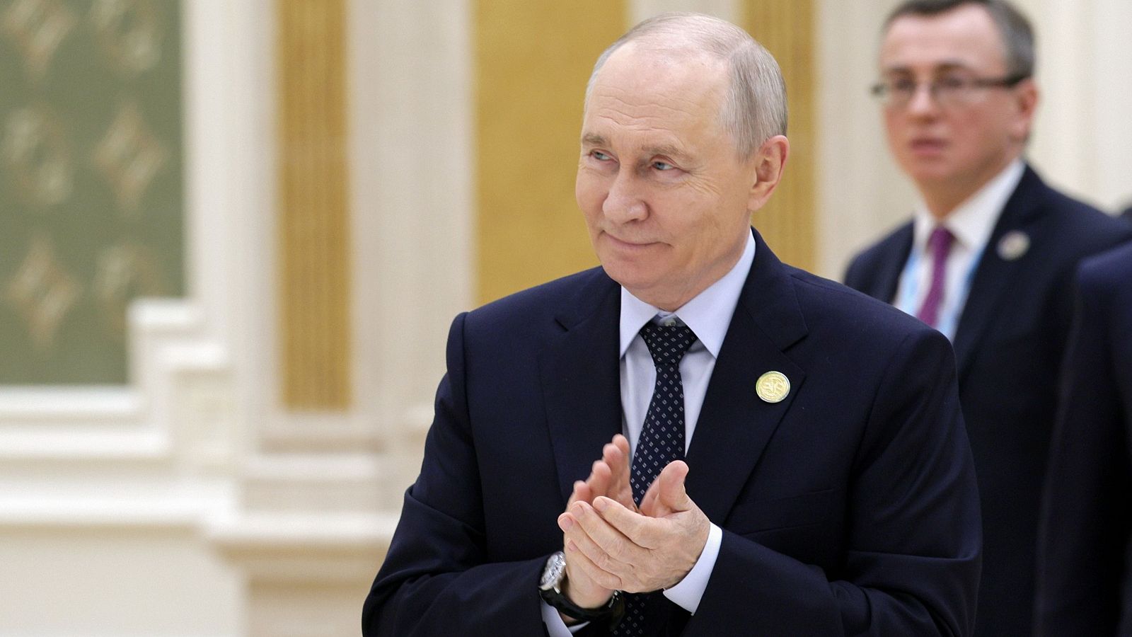 El presidente de Rusia, Vladímir Putin, asiste a una sesión de la Cumbre Medioambiental del Caspio en la zona turística nacional de Avaza, en las afueras de Turkmenbashi, Turkmenistán.