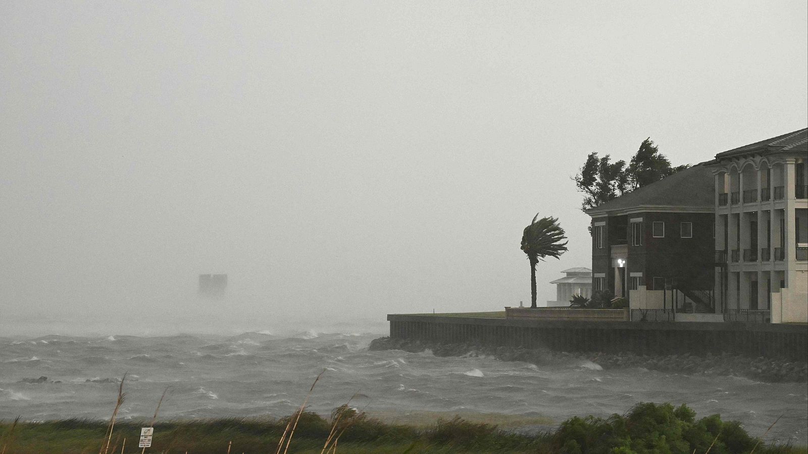 Una vivienda es azotada por los fuertes vientos y la marejada ciclónica del huracán Isaias en Pensacola, Florida, EE.UU.