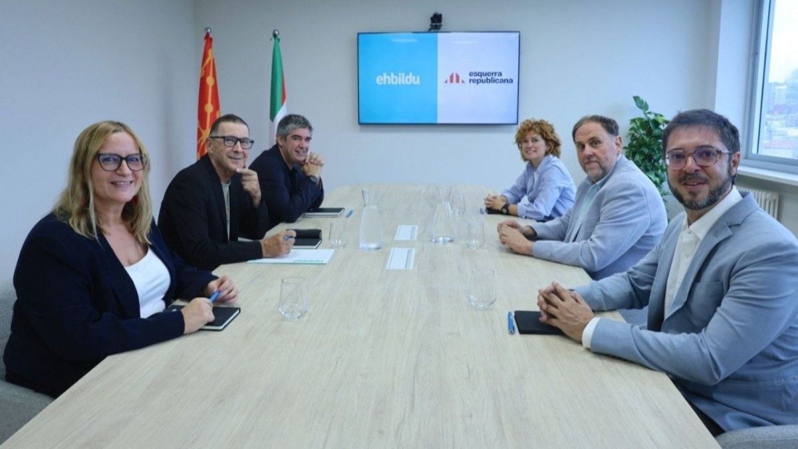 Delegaciones de Euskal Herria Bildu y Esquerra Republicana de Catalunya reunidas en Bilbao