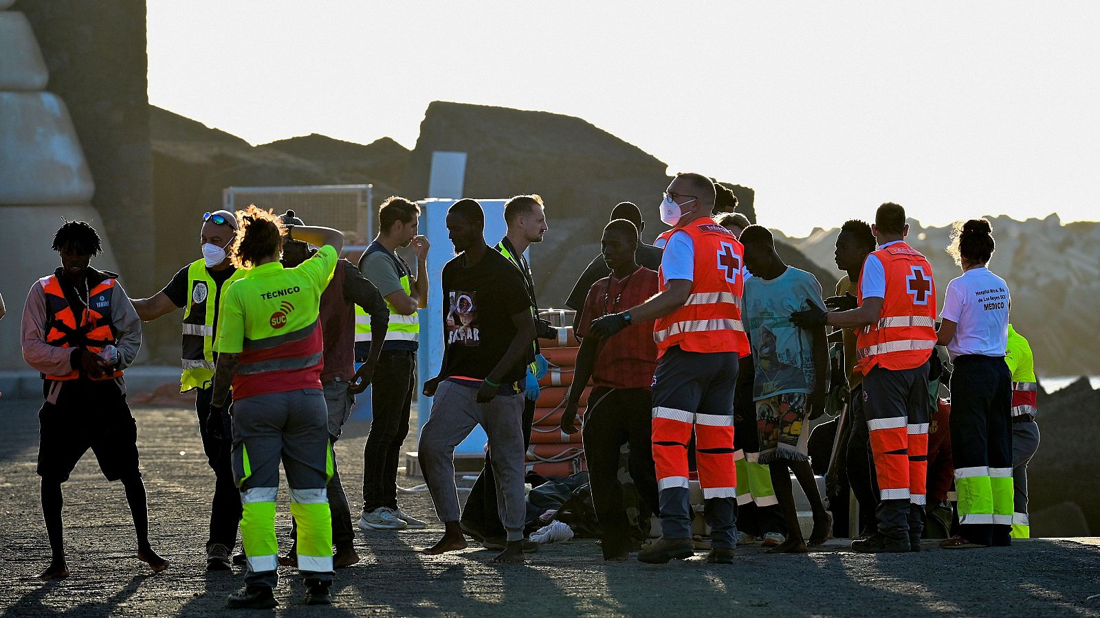 Canarias recibe a 668 inmigrantes en 24 horas tras la llegada de dos cayucos a El Hierro