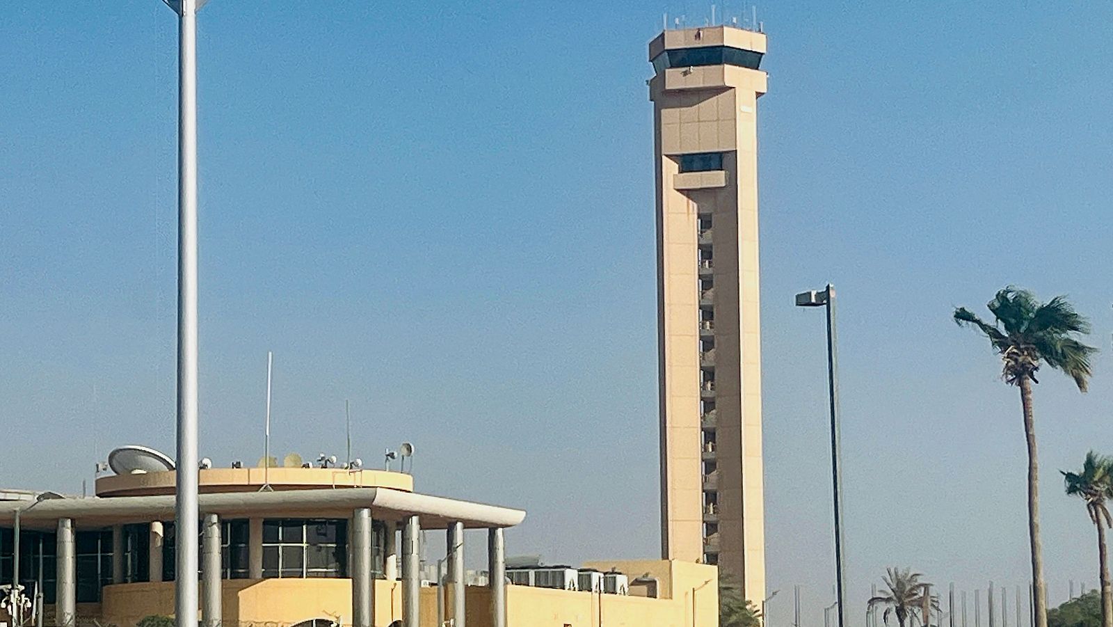 Torre de control de tráfico aéreo en el aeropuerto internacional Rey Khalid en Riad