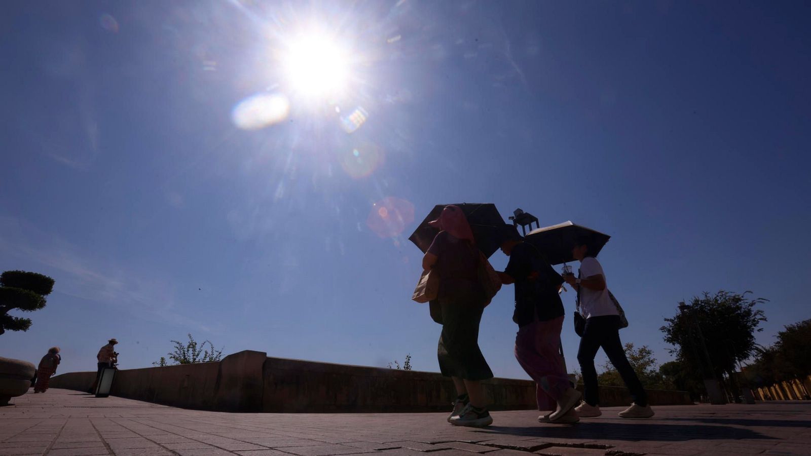 Turistas visitan la ciudad de Córdoba ante un intenso calor