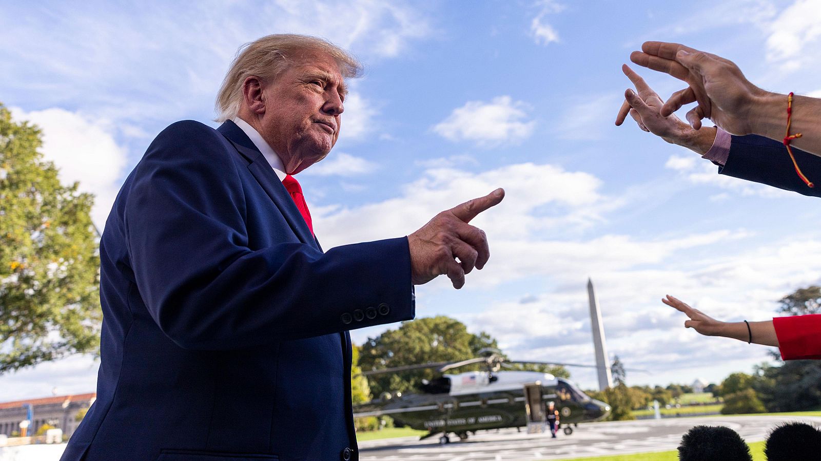 El presidente estadounidense Donald J. Trump responde a los medios de comunicación en el jardín sur de la Casa Blanca en Washington
