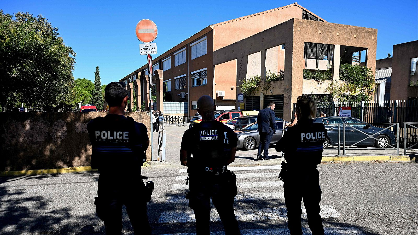 Agentes de la policía municipal francesa patrullan las inmediaciones de la escuela secundaria Joseph-Lakanal