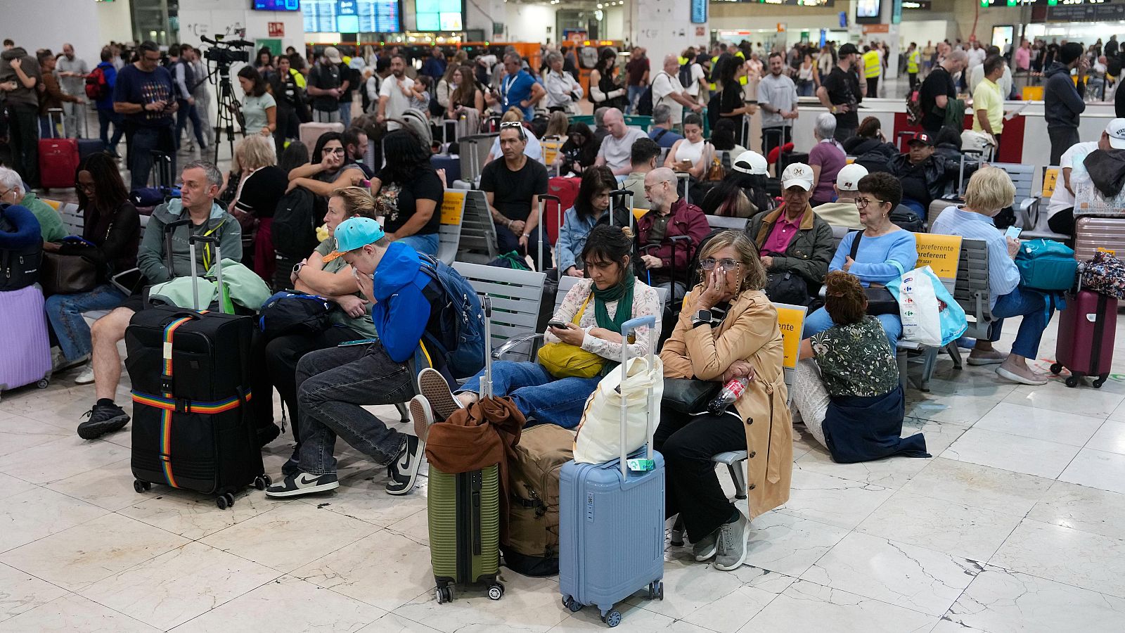 Aglomeraciones en la estación de Sants de Barcelona por los retrasos en la alta velocidad por el incendio de un tren