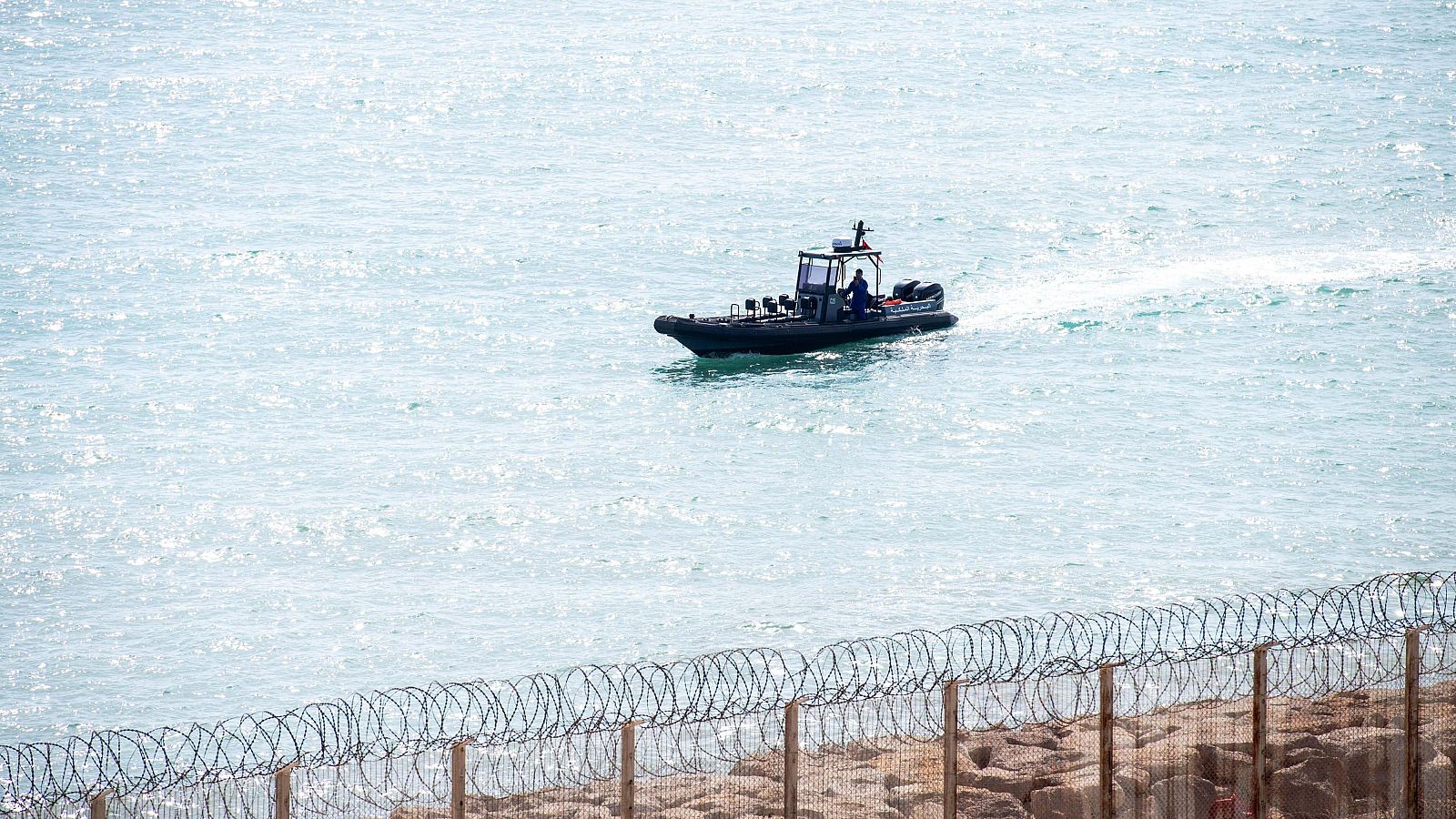 Guardias marroquíes patrullan cerca de la frontera con Ceuta.
