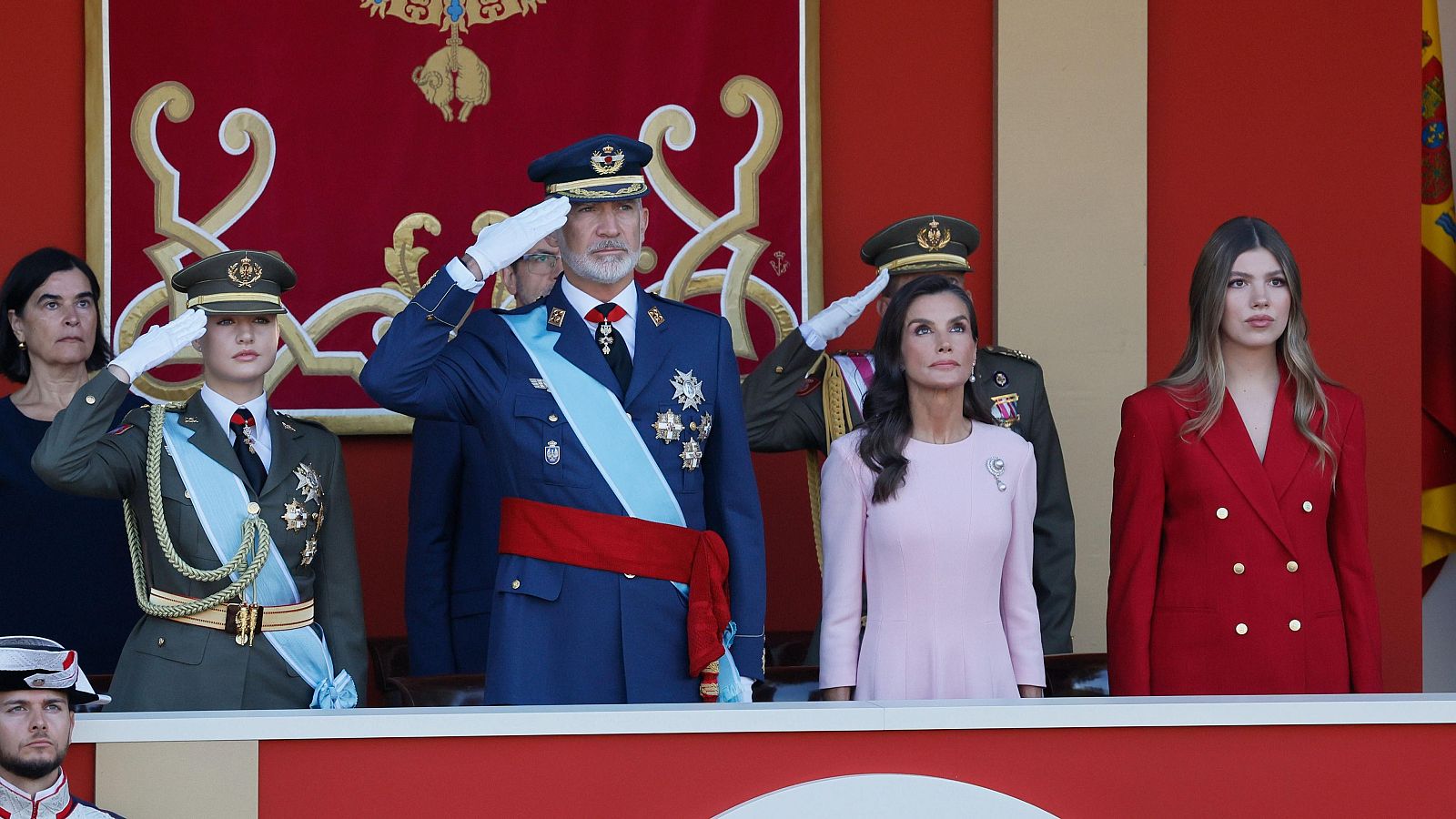 Los Reyes, la princesa Leonor y la infanta Sofía, presidiendo el desfile, este lunes