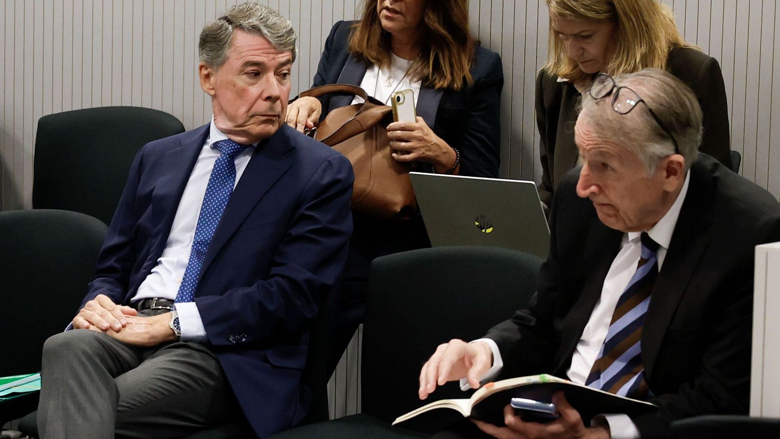 El expresidente madrileño Ignacio González (i) durante su juicio en la sección segunda de la Sala de lo Penal de la Audiencia Nacional en Madrid, este martes