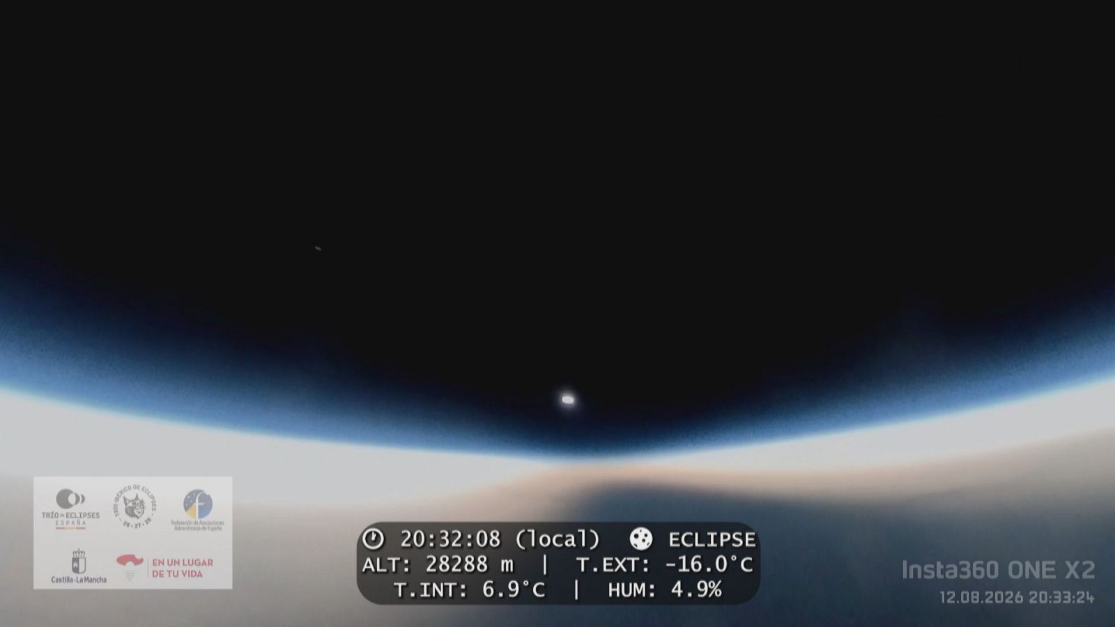 Vista panorámica de la curvatura terrestre desde la estratosfera con datos de telemetría superpuestos.