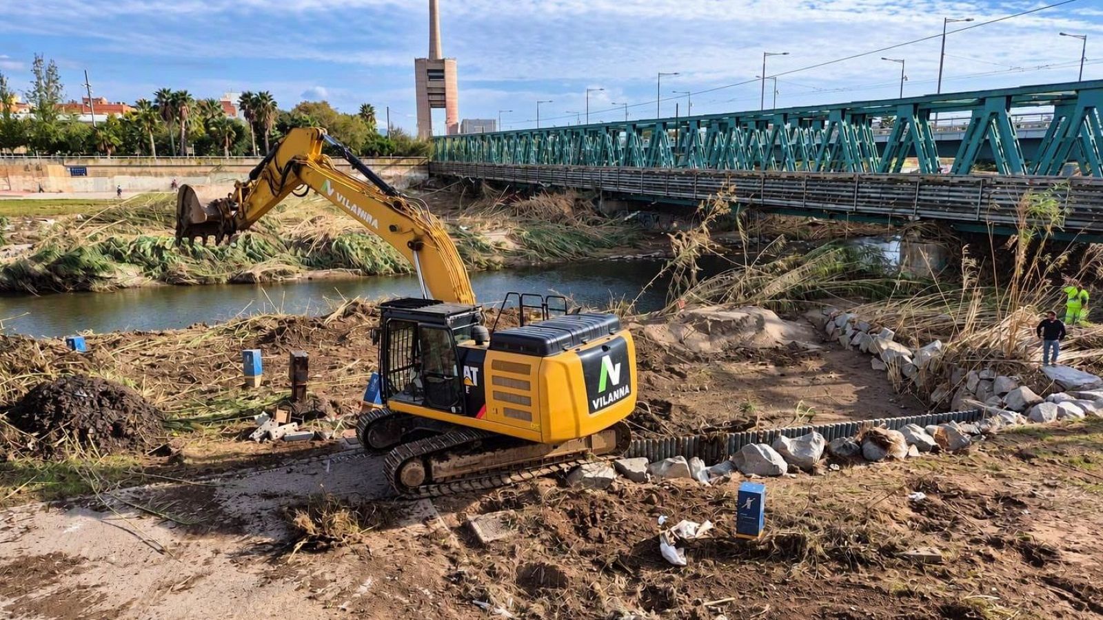 Els treballs de neteja al pont de Rodalies al tram final del riu Besòs