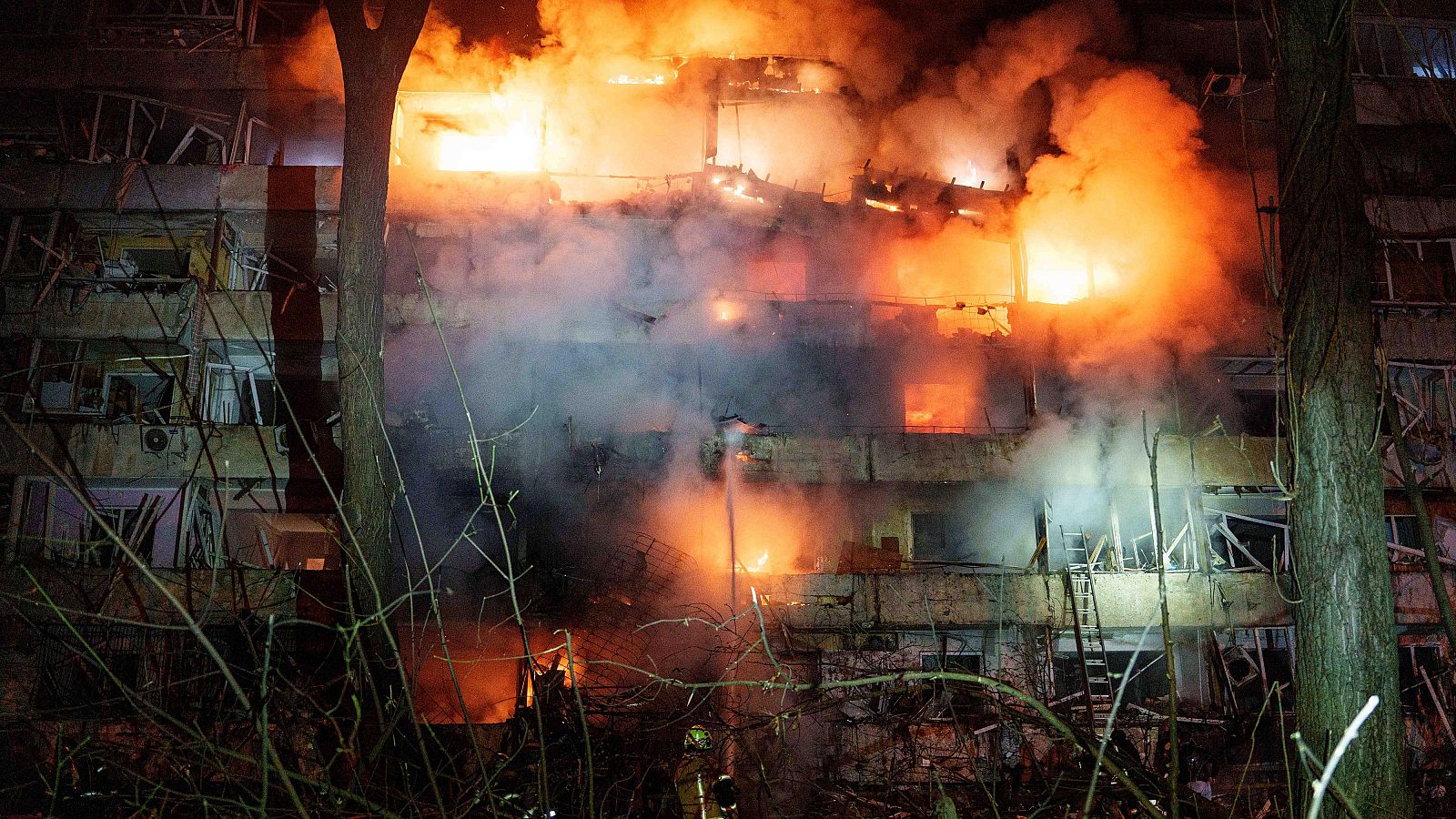 Un edificio residencial de varias plantas en llamas tras un ataque con misiles rusos en Kiev, Ucrania