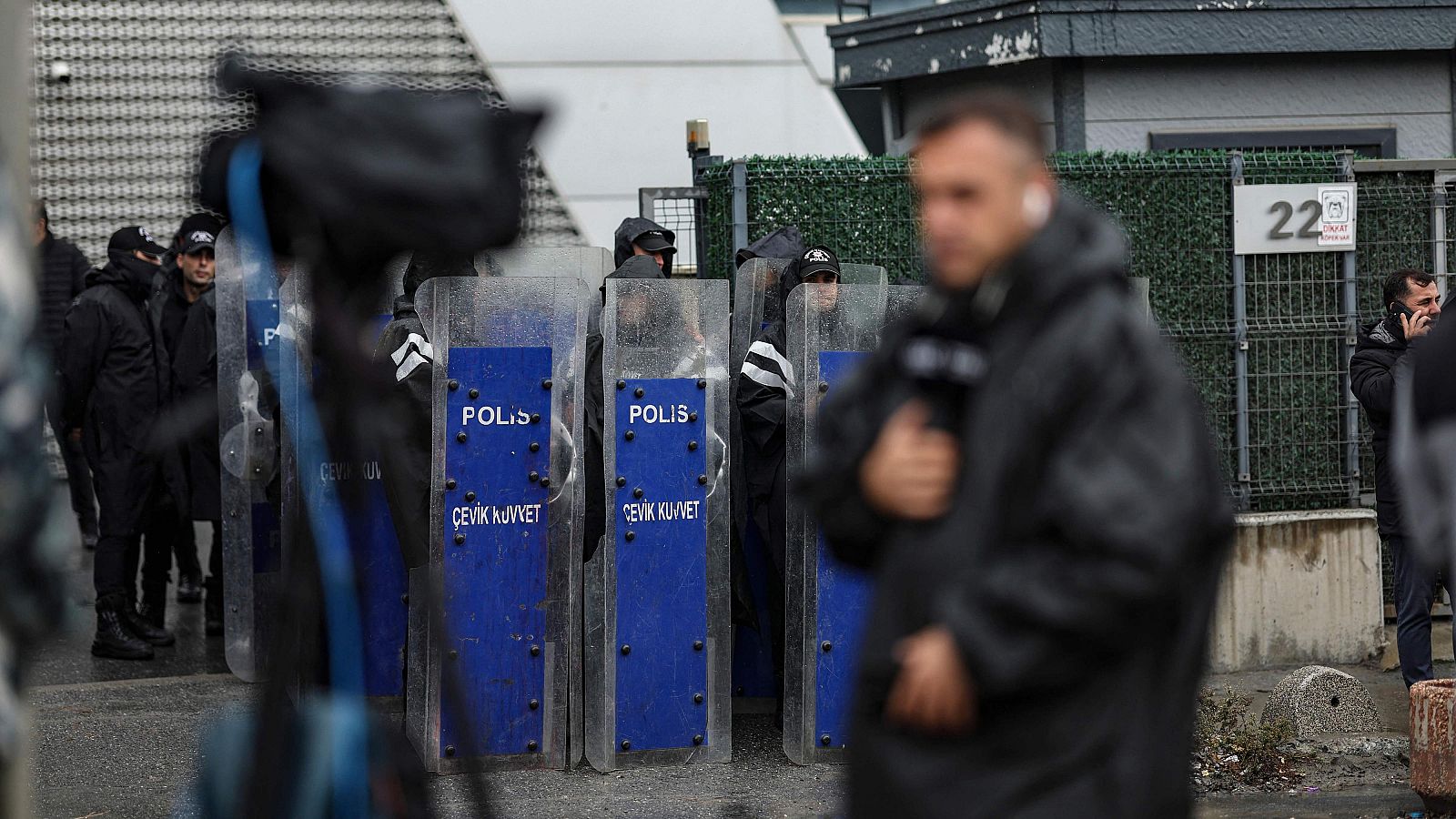 Policías en el edificio de Halk TV en Estambul