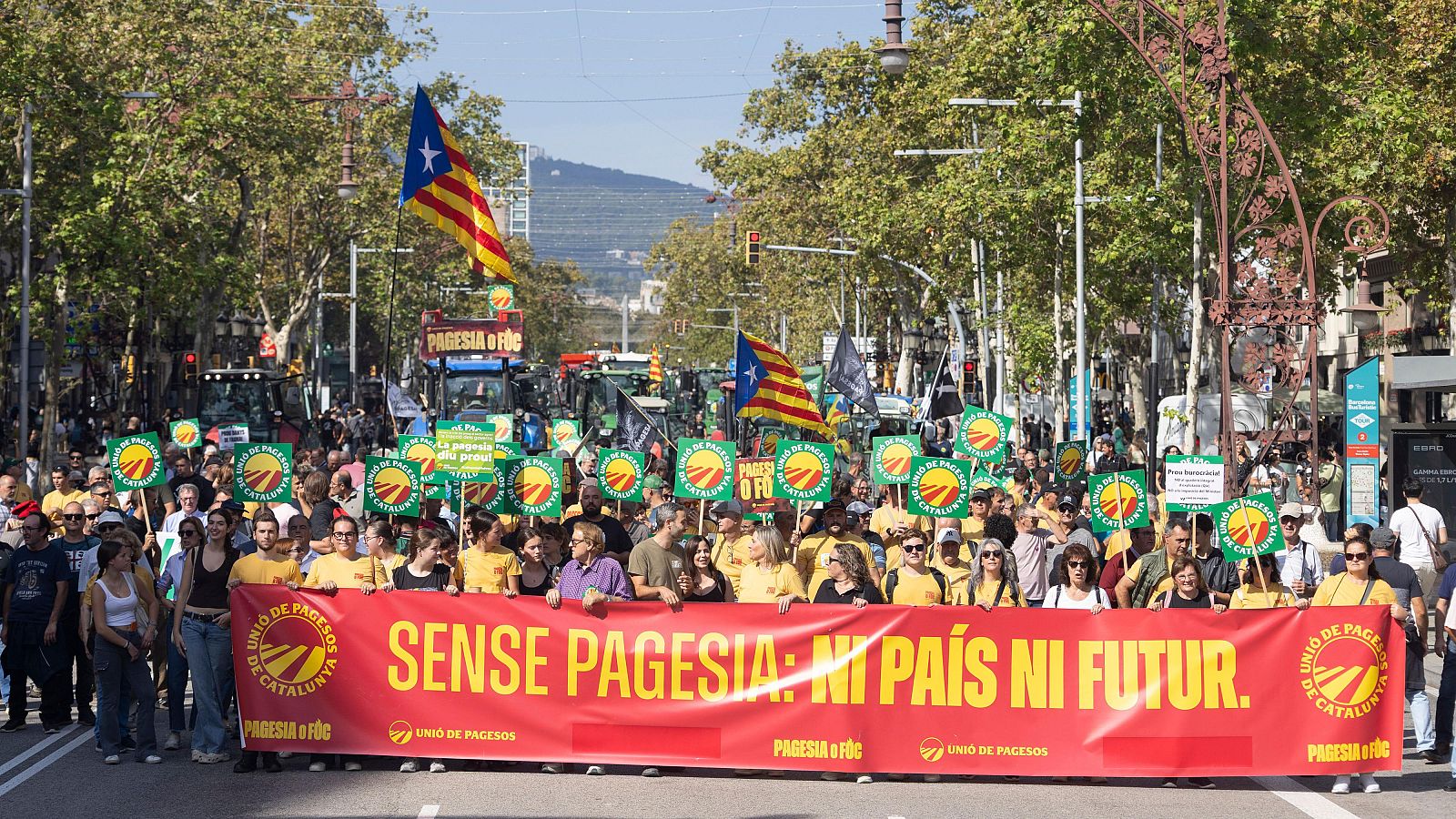 Manifestació de pagesos i els seus tractors al Passeig de Gràcia de Barcelona