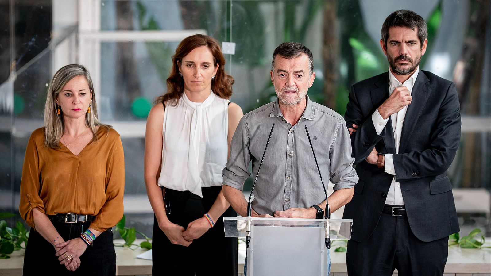 La ministra de Sanidad, Mónica García, el coordinador general de Izquierda Unida, Antonio Maíllo, y el ministro de Cultura, Ernest Urtasun