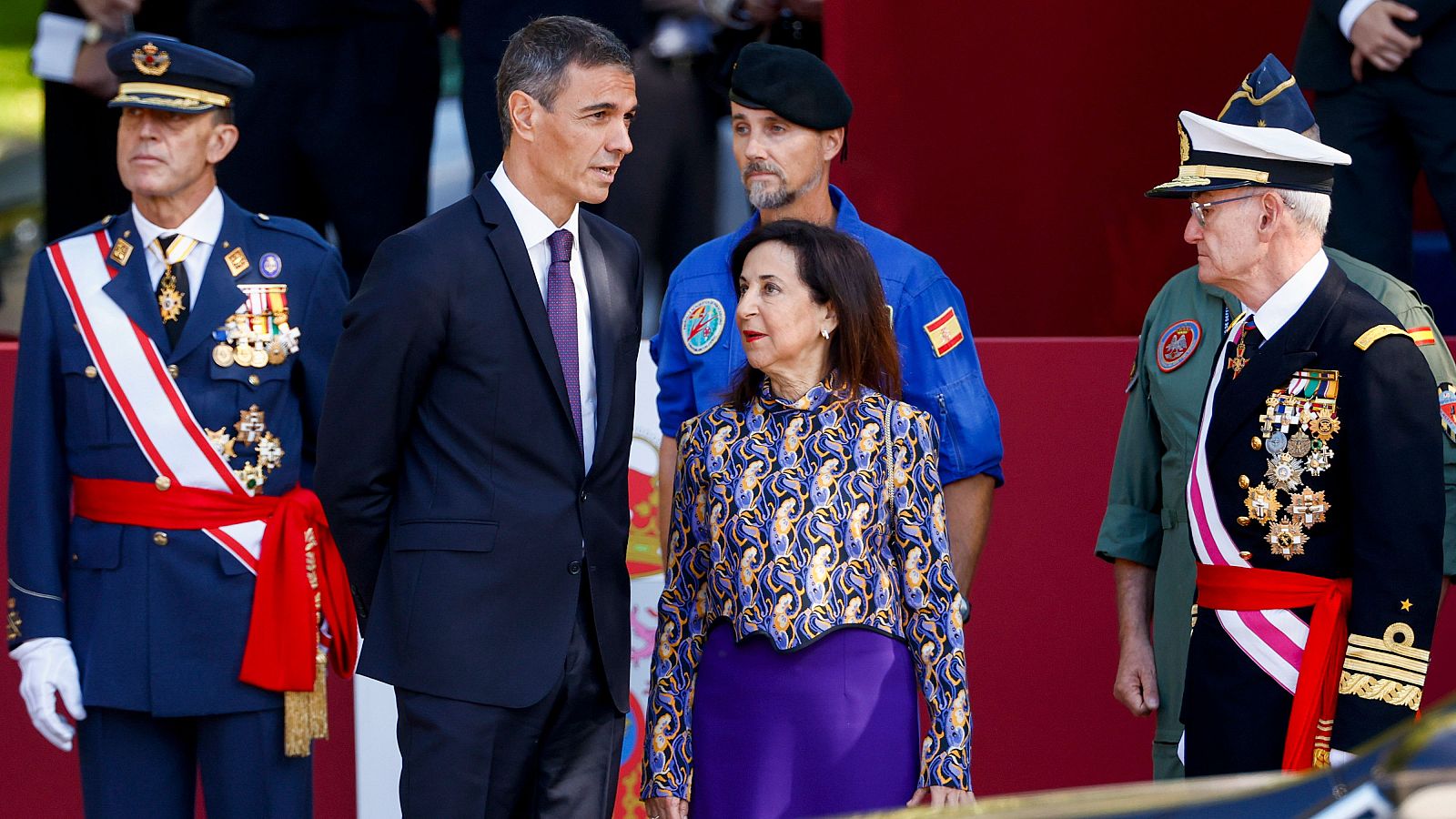 El presidente del Gobierno, Pedro Sánchez, la ministra de Defensa Margarita Robles