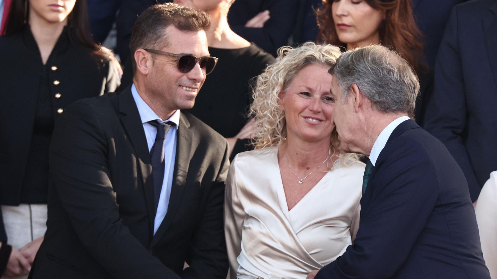 El presidente del PP, Alberto Núñez Feijóo (d), y la portavoz de la Ejecutiva Federal del PSOE, Montse Mínguez, y su pareja