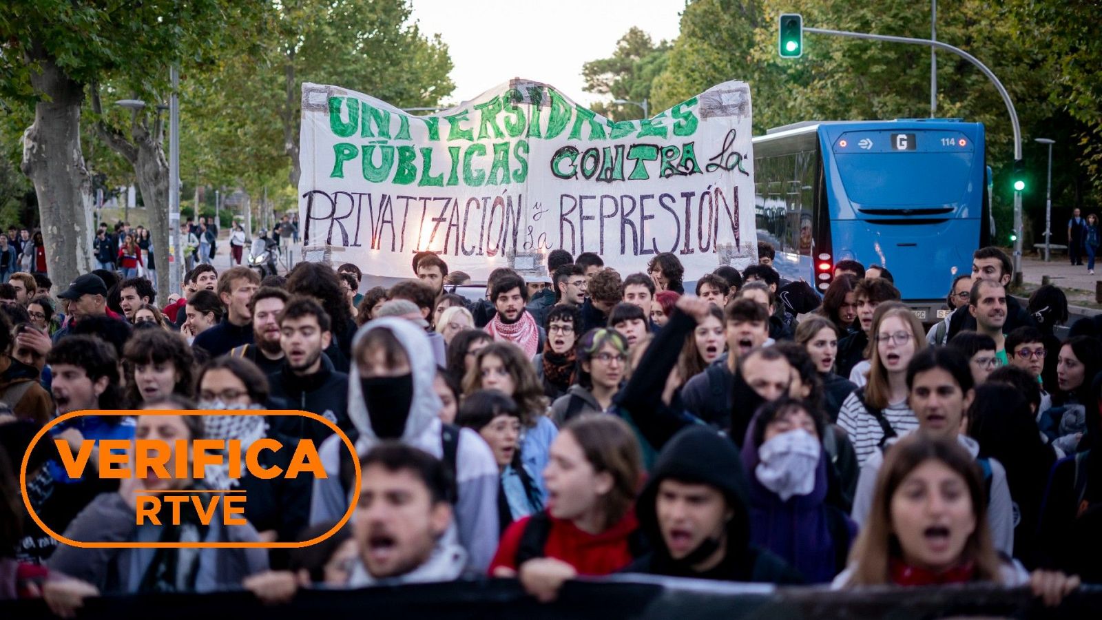 Varios alumnos se manifiestan en el campus de Ciudad Universitaria el 14 de octubre de 2026 en Madrid con sello VerificaRTVE