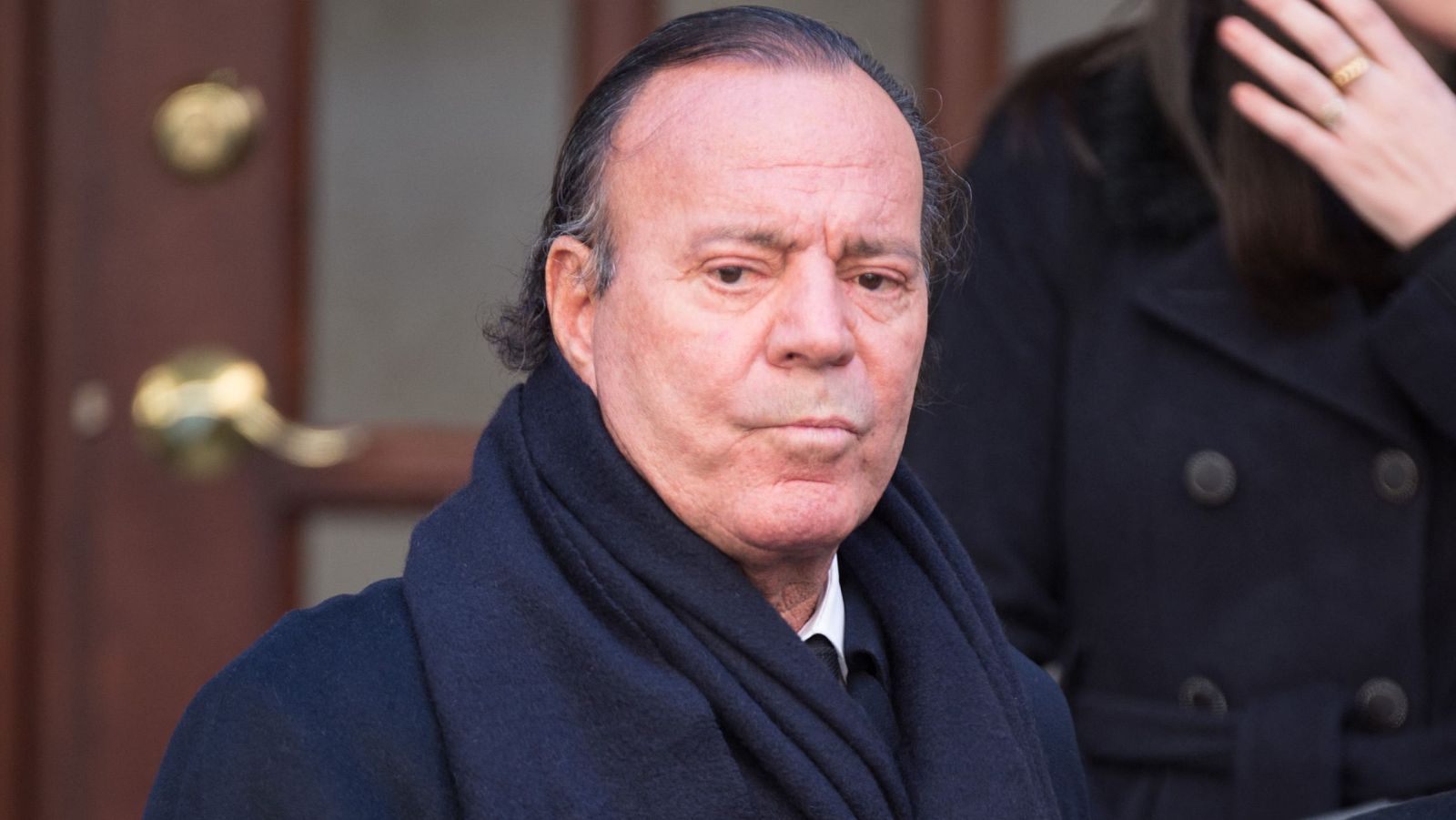 Julio Iglesias se defiende y publica mensajes cariñosos de Whatsapp de sus empleadas