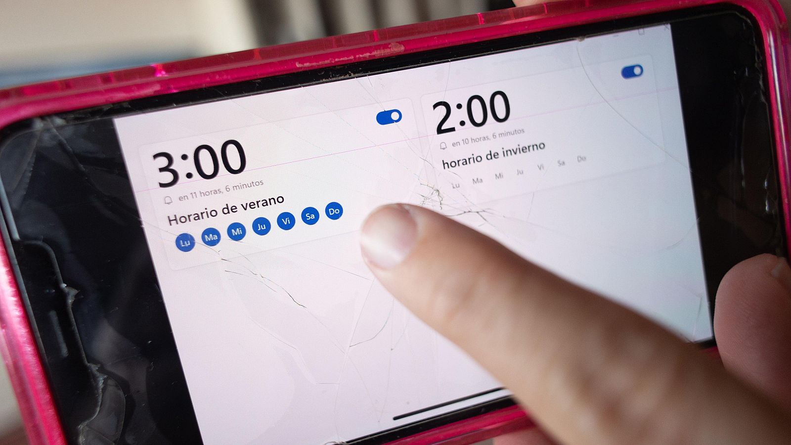 Cambio de hora mostrado en la pantalla de un teléfono móvil