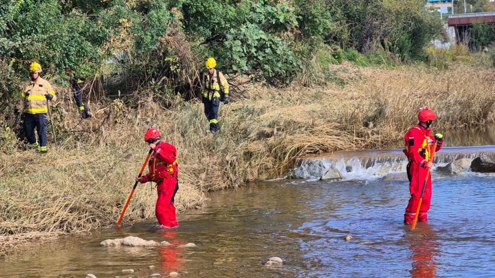 Efectivos de Bombers de la Generalitat inspeccionando el cauce de un río durante las labores de búsqueda del menor Rami.