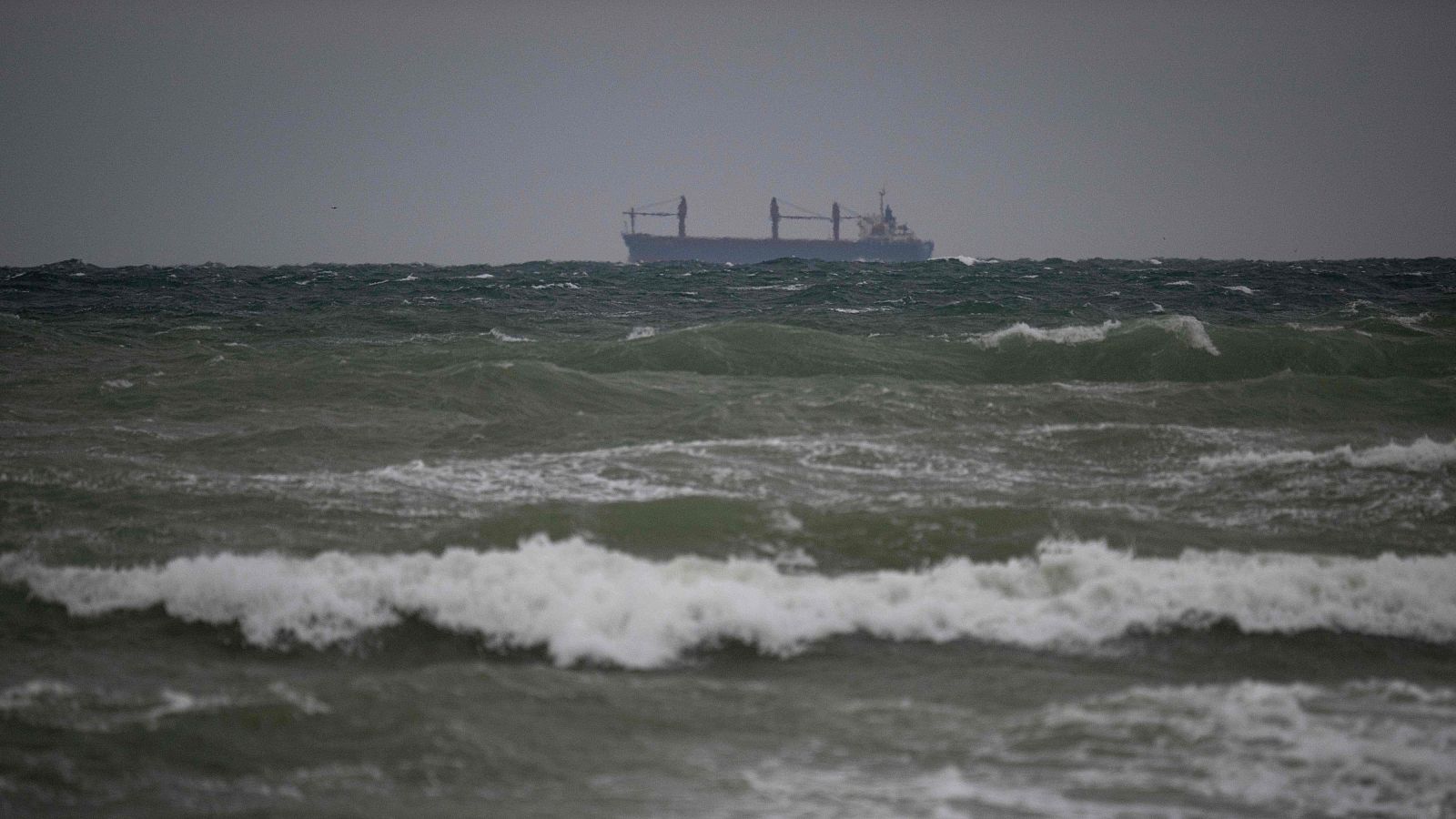 Un buque de carga aparece en el mar Negro, a la altura de Krapets, el 14 de octubre de 2026, un día después de que presuntos drones rusos atacaran dos buques más frente a las costas de Bulgaria