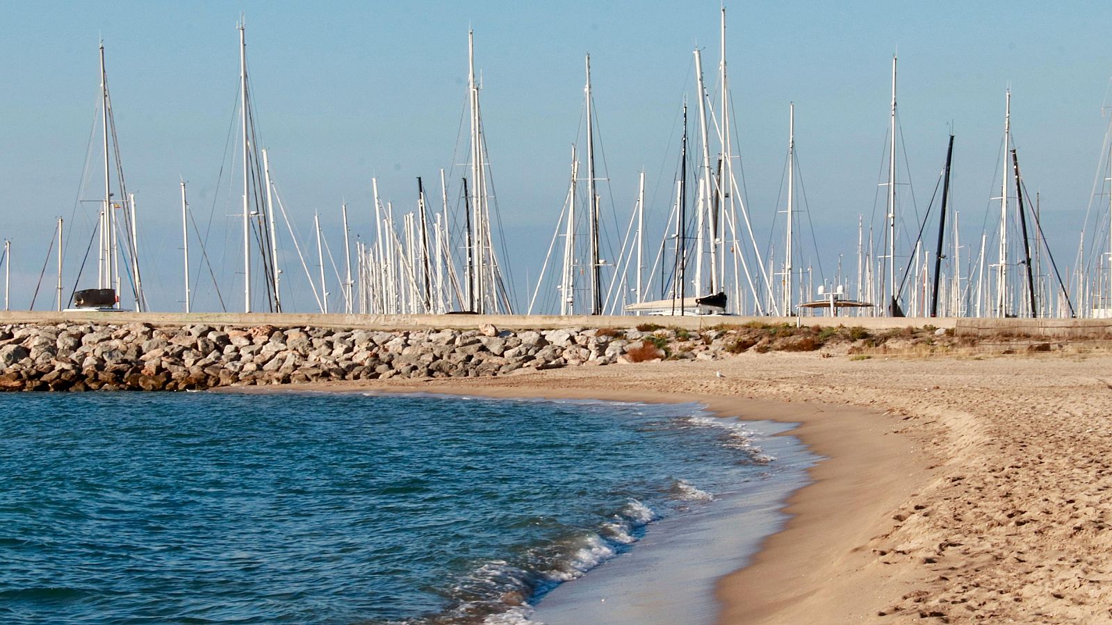 Platja de les Botigues i embarcacions amarrades a Port Ginesta.