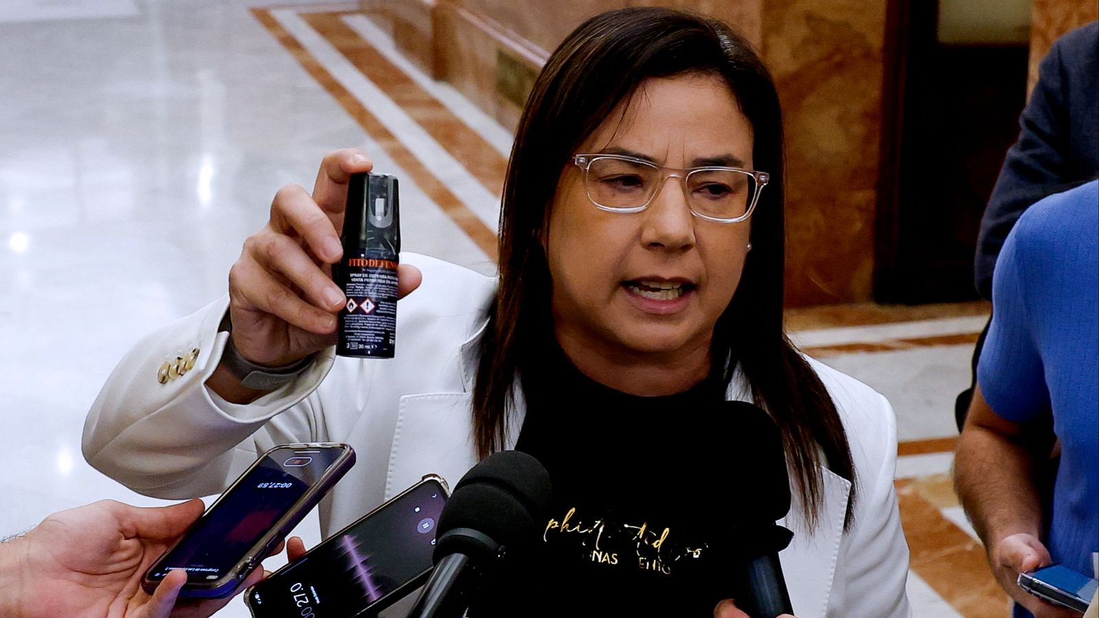 Un juez abre diligencias por el incidente del gas pimienta de una diputada del PP La diputada del PP Ana Belén Vázquez muestra a los medios el bote de gas pimienta que ha enseñado en un rifirrafe con el ministro del Interior