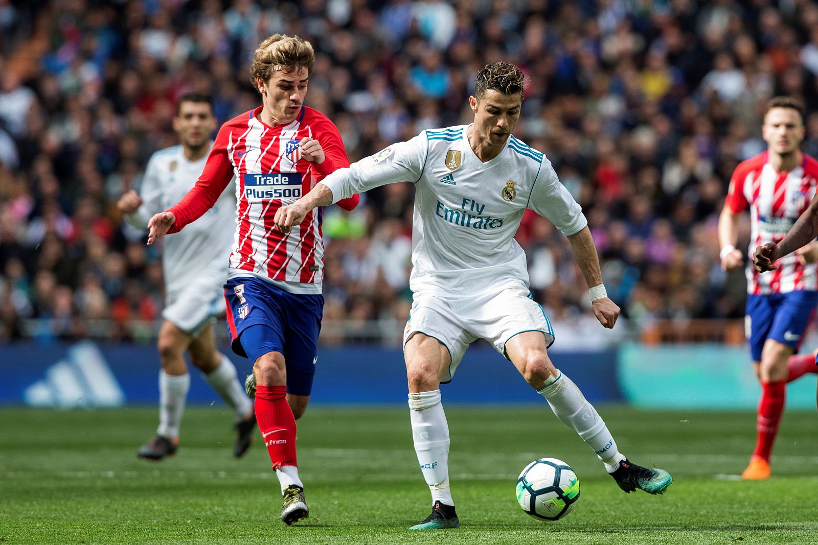 Griezmann (i) pelea un balón con Cristiano en el último partido entre el Real Madrid y el Atlético