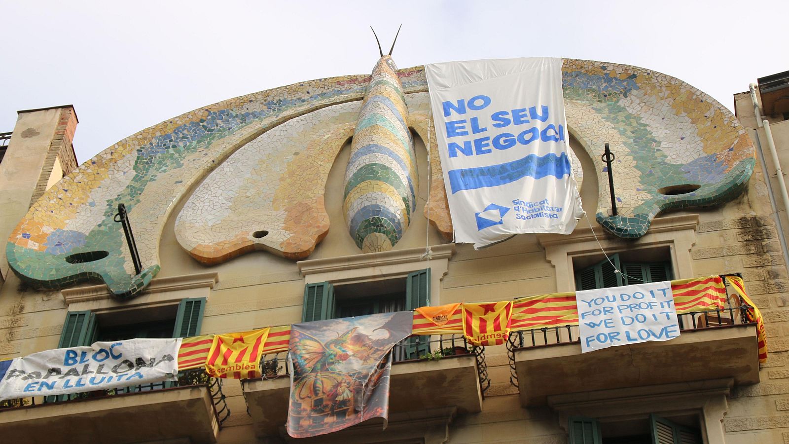 Les pancartes al Bloc Papallona contra el fons d'inversió NAD