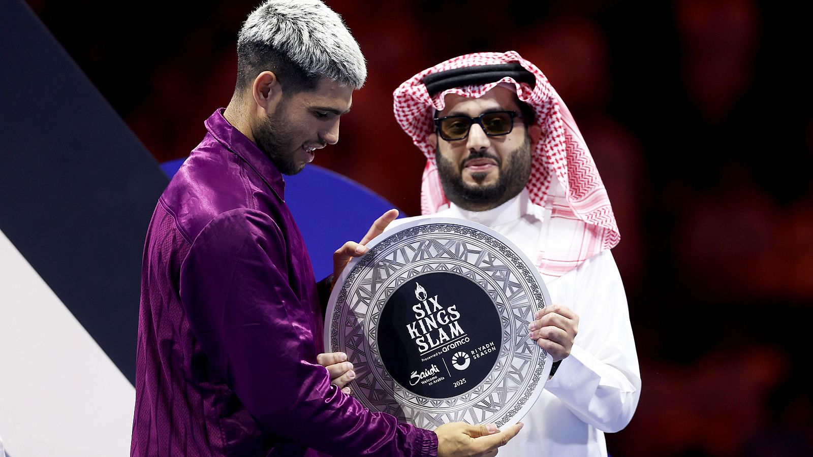 Carlos Alcaraz posa con Turki Alalshikh tras ganar la final dek Six Kings Slam del año pasado en Riad
