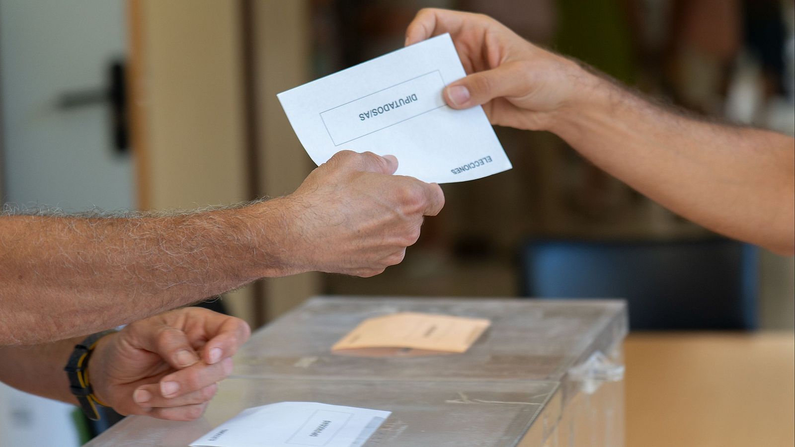 Un votante ejerce su derecho al voto para las elecciones generales de 2023.