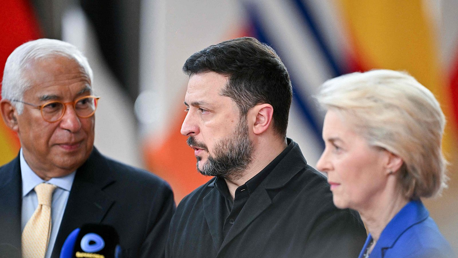 El presidente del Consejo Europeo, Antonio Costa; el presidente de Ucrania, Volodímir Zelenski; y la presidenta de la Comisión Europea, Ursula von der Leyen, ante la prensa a su llegada a una cumbre de la UE en Bruselas