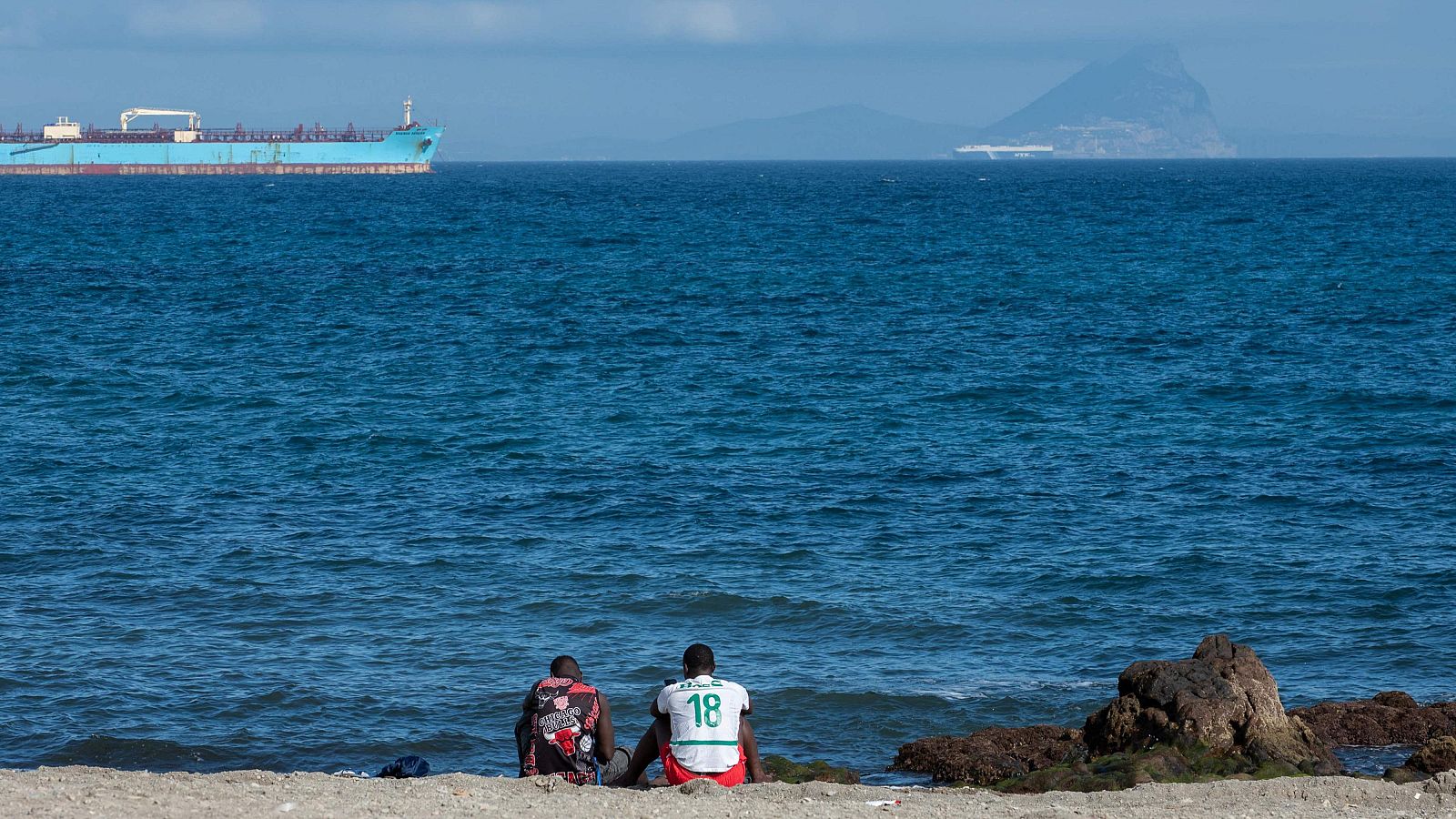Migrantes en la playa del Trampolín, en Ceuta.