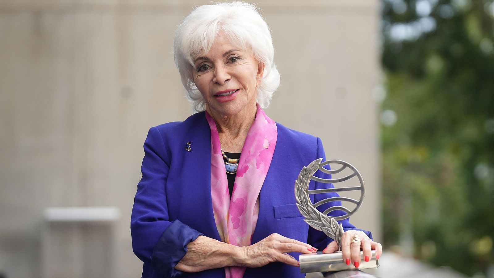 Isabel Allende, Premio Planeta 2026, posa con el trofeo