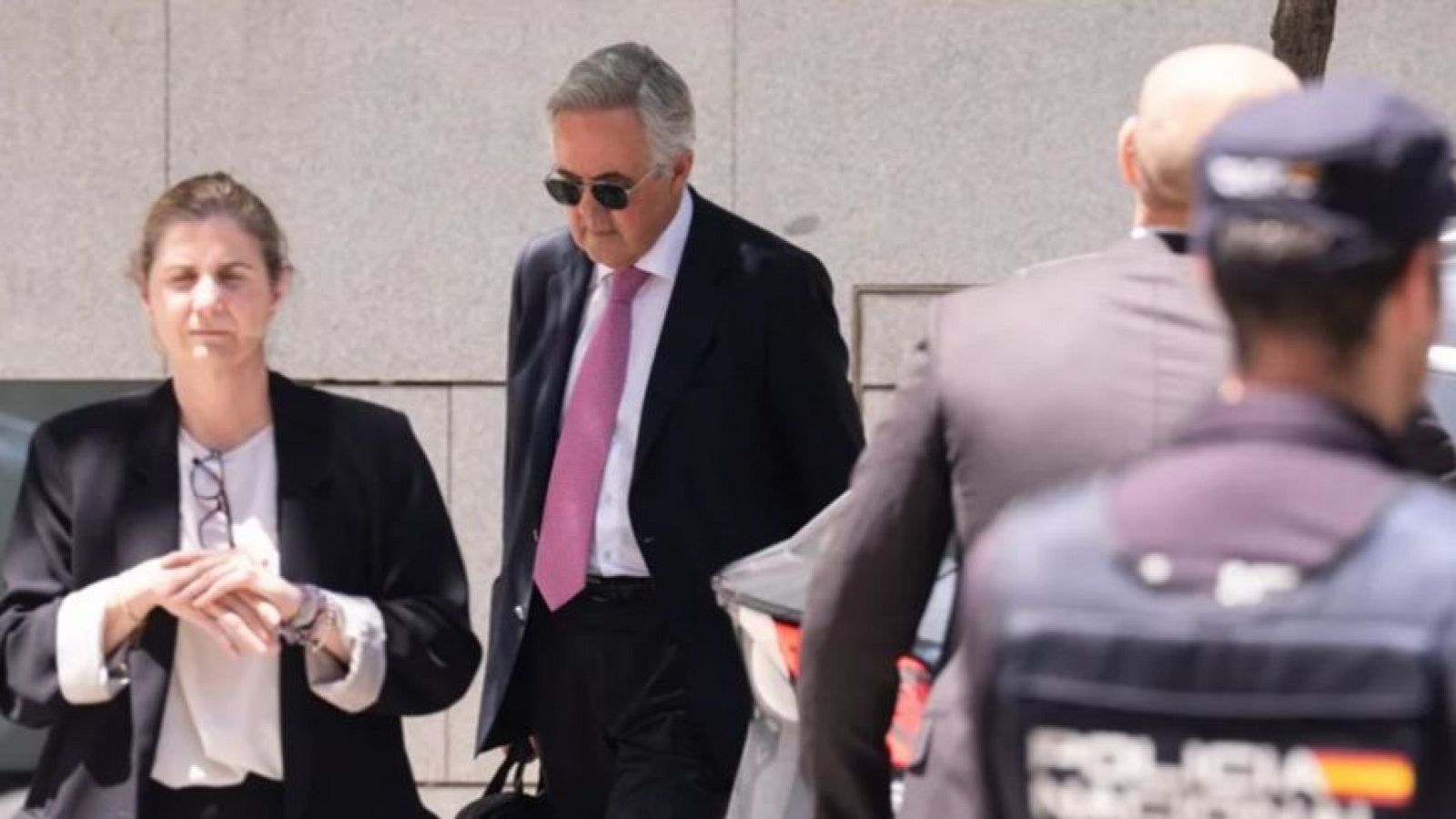 El juez Calama sale de la Audiencia Nacional.