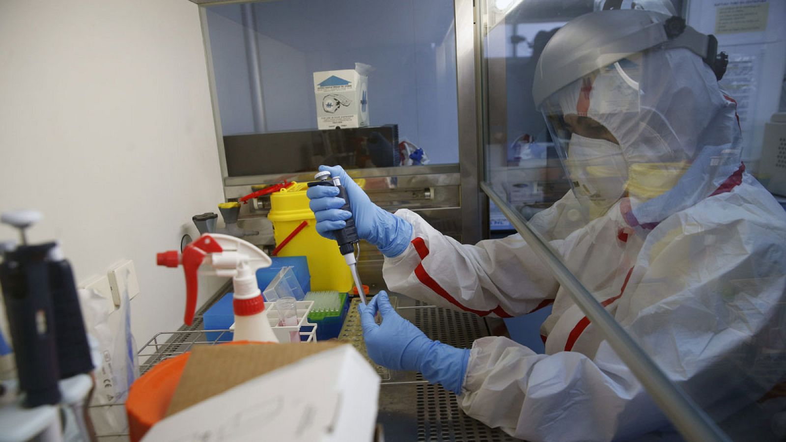 Una investigadora trabaja en el laboratorio de alta seguridad P-3 del Instituto de Salud Carlos III