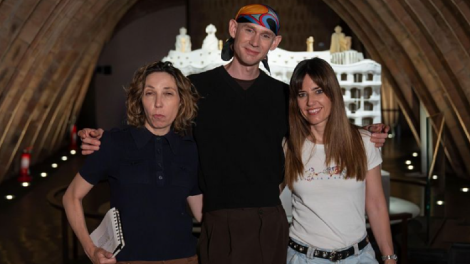 L'actriu Judit Martín i la periodista Núria Marín amb Erik Harley