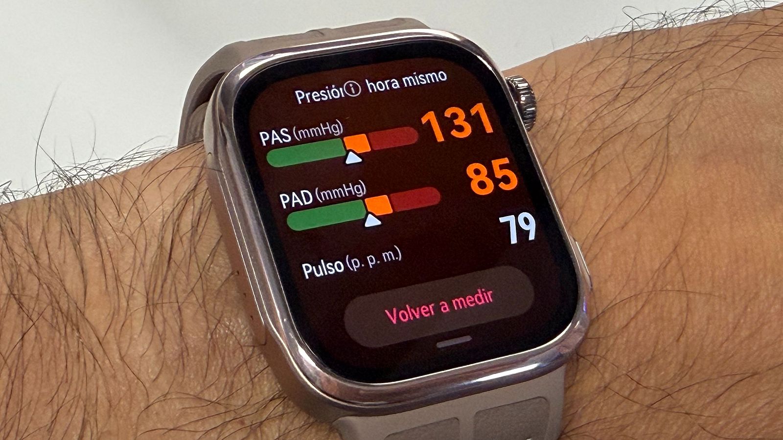 Datos presión arterial en pantalla de reloj inteligente