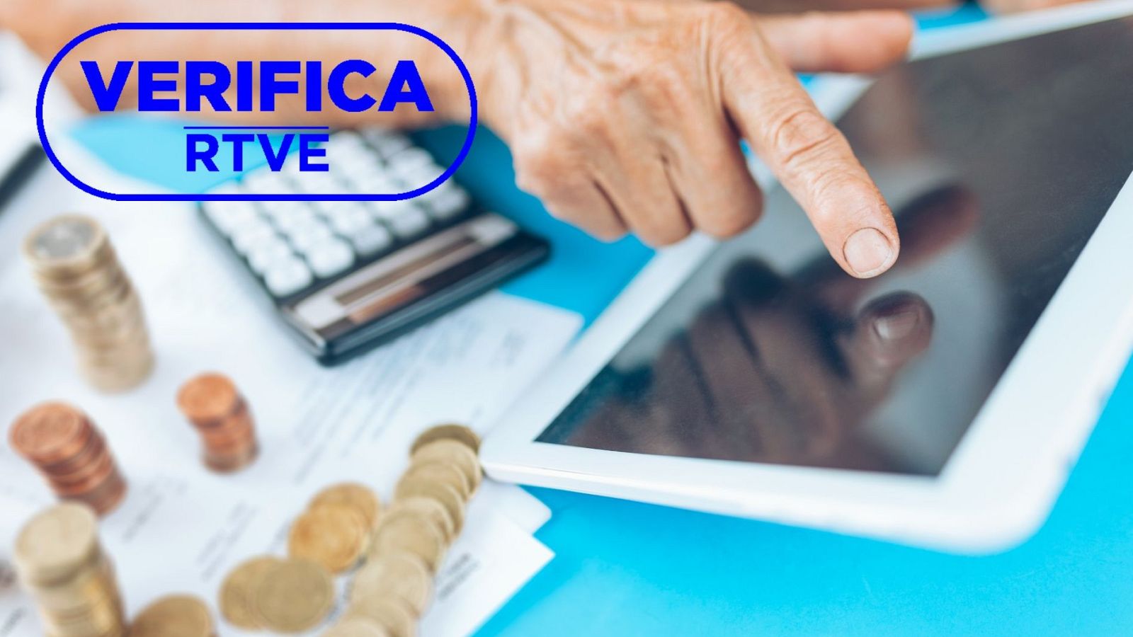 Imagen de recurso de una persona hace cálculos económicos, con sello VerificaRTVE