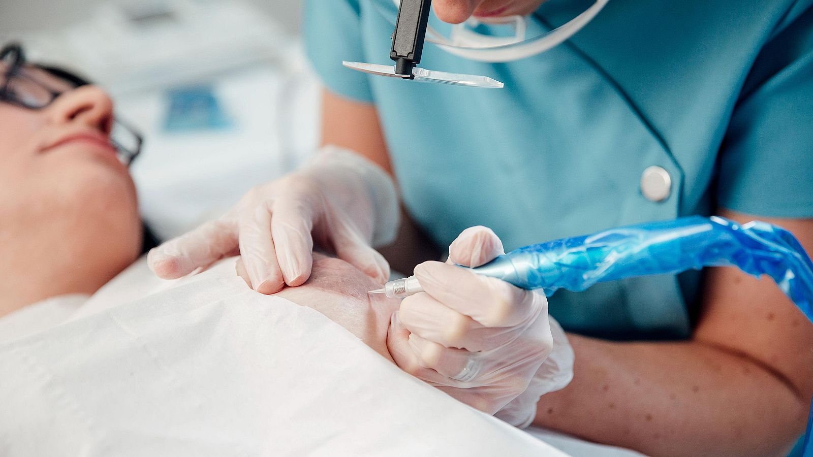 Un sanitario tatúa la areola y el pezón a una paciente tras una mastectomía