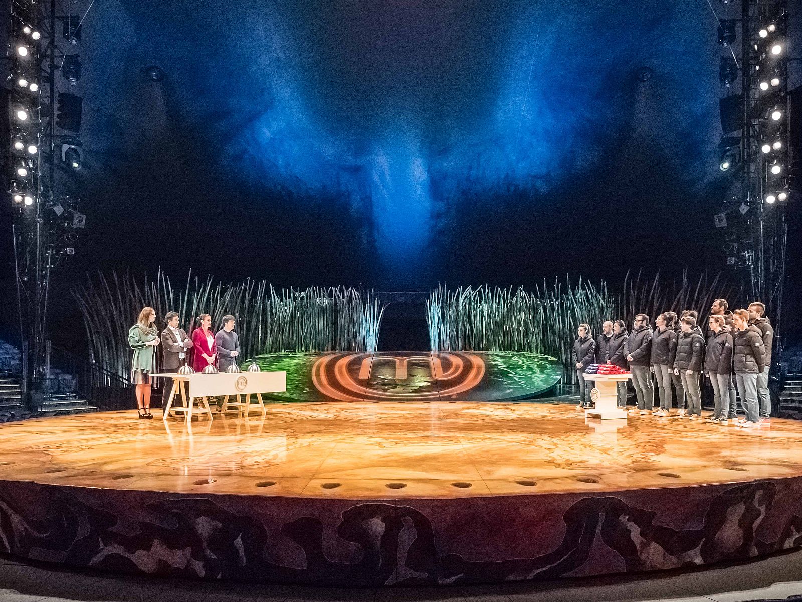 En exteriores, viajarán a Sevilla donde tomarán el escenario de 'Totem', el último espectáculo del Circo del Sol