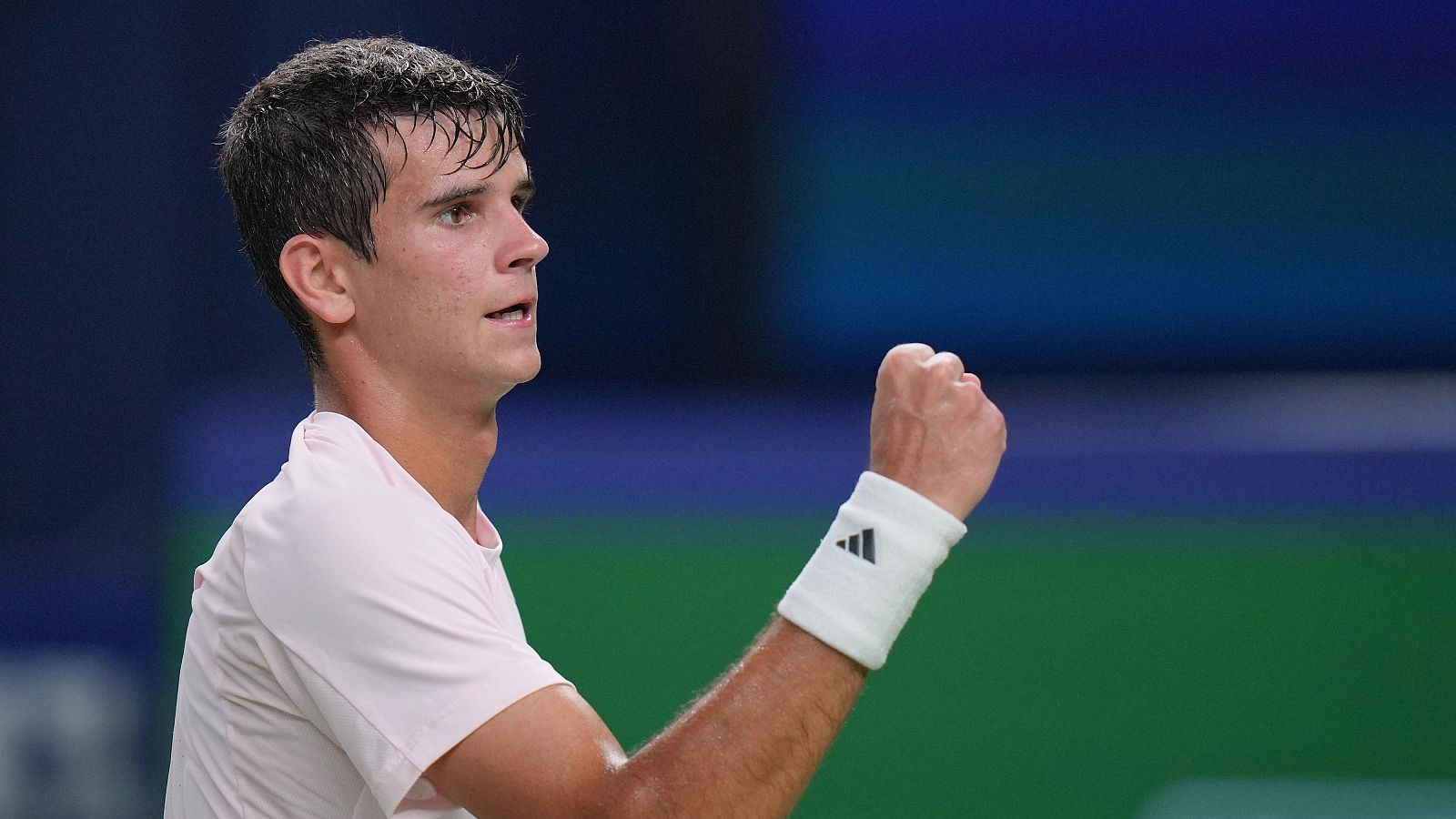 Rafa Jódar celebra un punto ante Daniil Medvedev en la semifinal del Masters 1000 de Shanghái