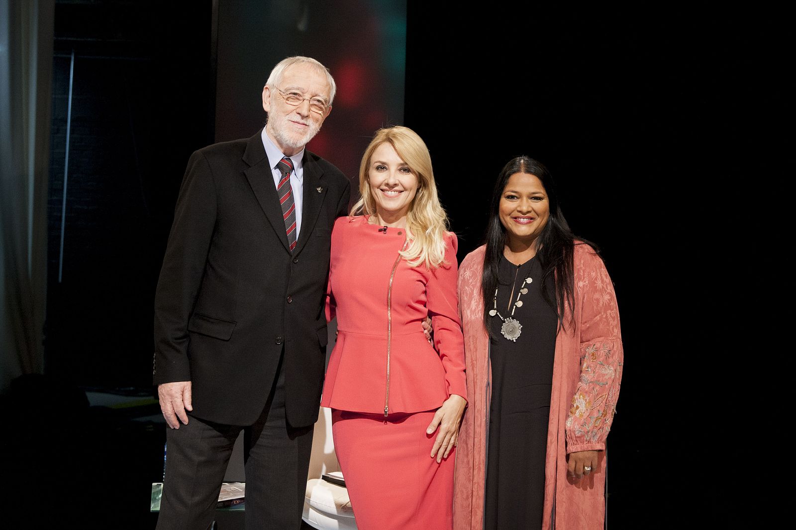 Cayetana Guillén Cuervo con los invitados al coloquio
