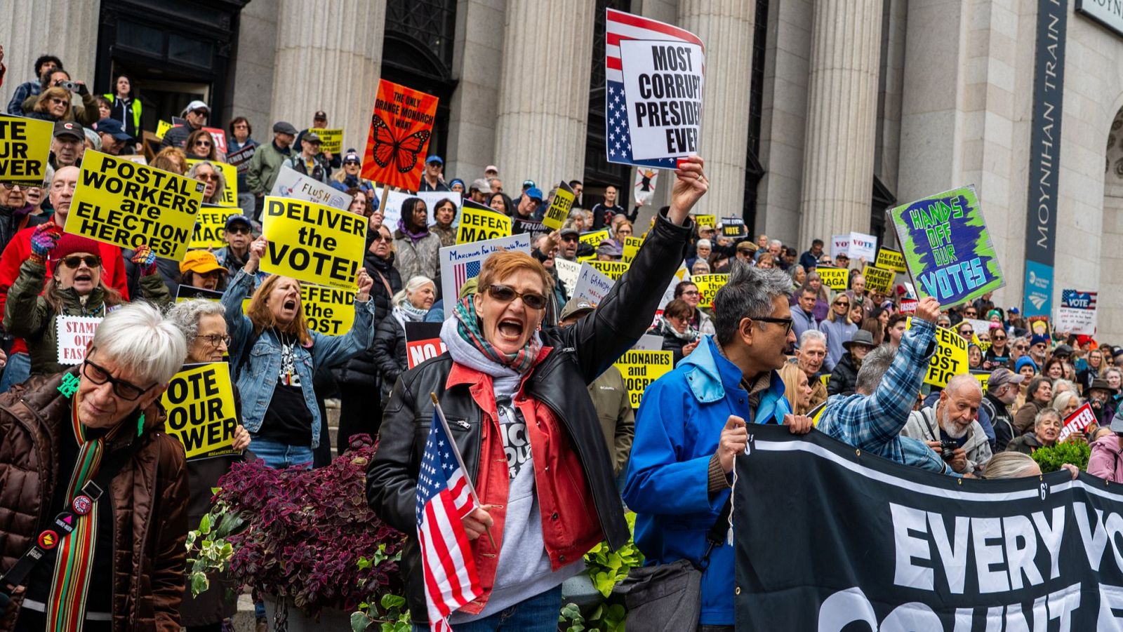 Manifestantes participan en una concentración de "No Kings" el sábado 17 de octubre de 2026 en Nueva York.