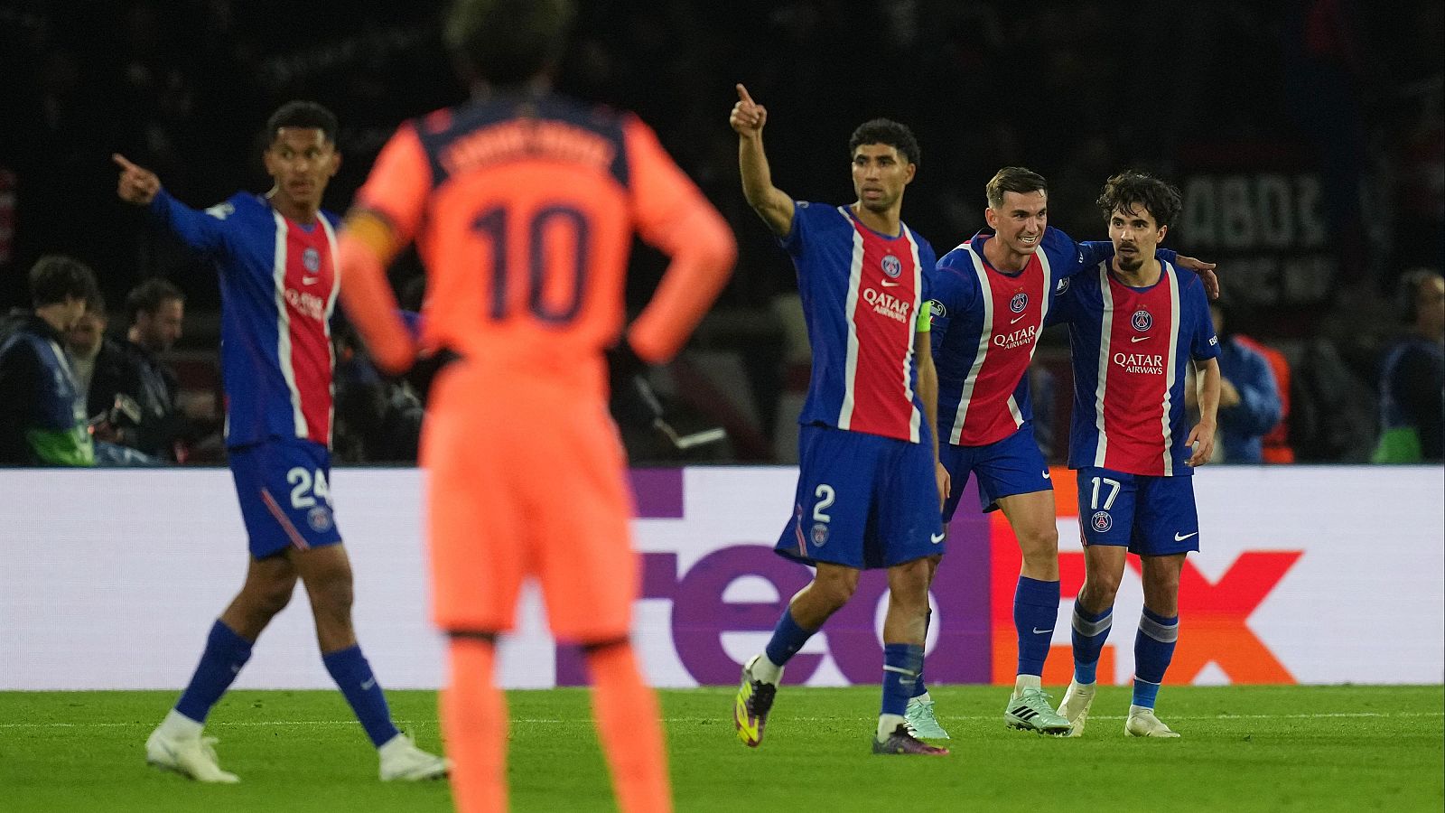 El Paris Saint-Germain celebra el cuarto y definitivo gol al Barcelona, obra de Fabián Ruiz (segundo por la derecha), ante la mirada de Lamine Yamal.