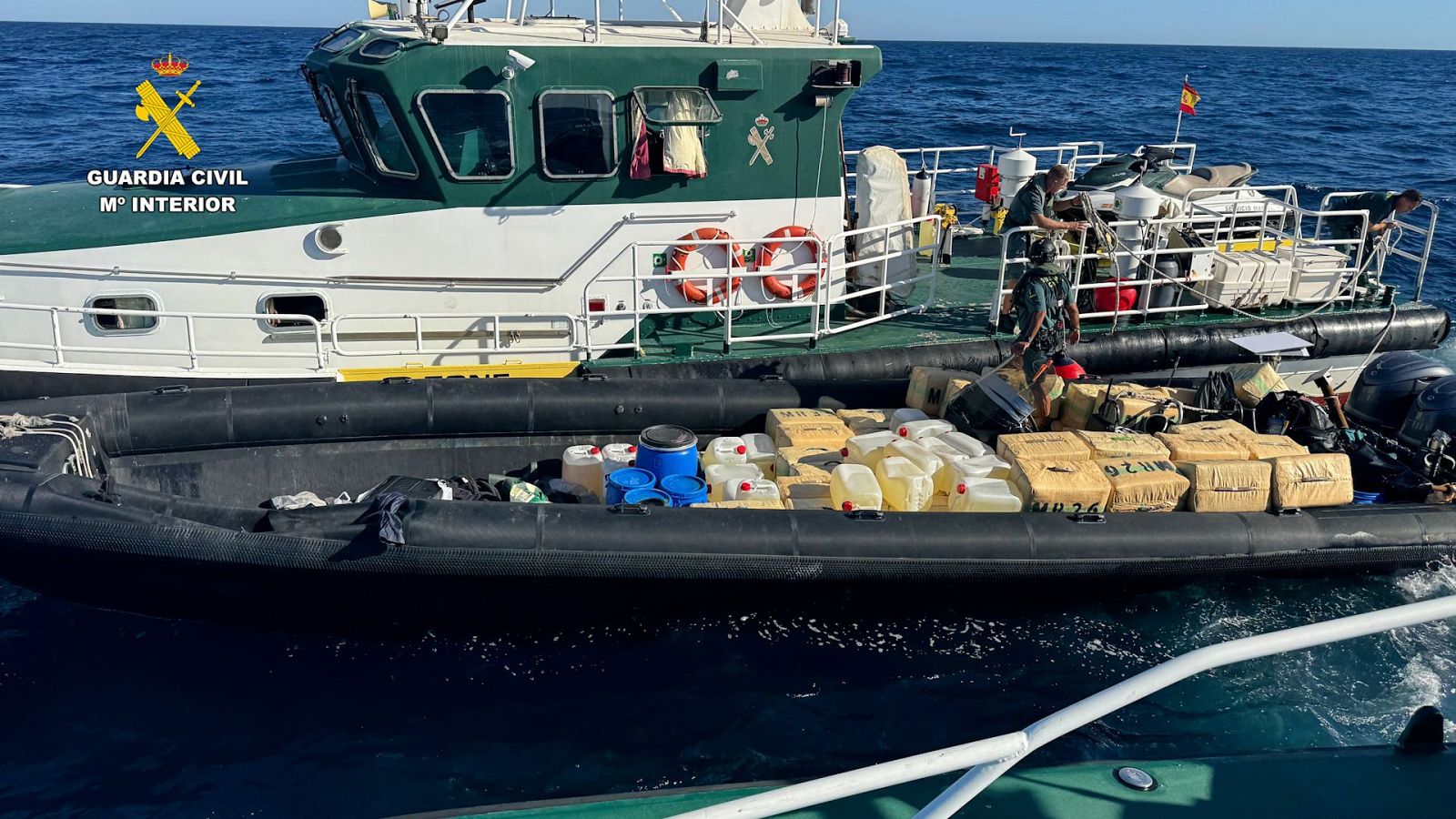 Detenidos los ocho tripulantes de una narcolancha con 3.040 kilos de hachís frente a la costa de Huelva