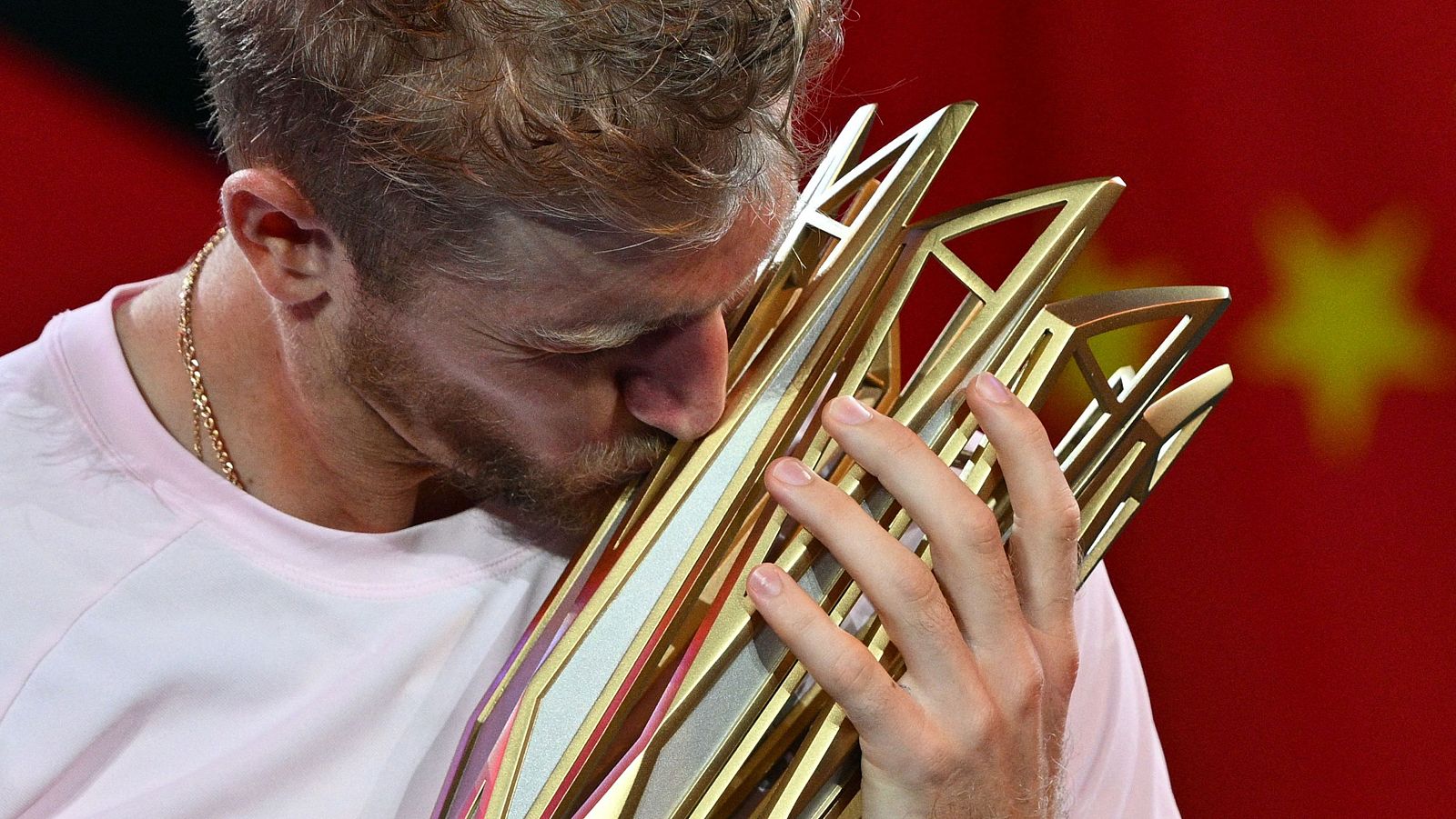 Alejandro Davidovich con el trofeo del Masters 1000 de Shanghái