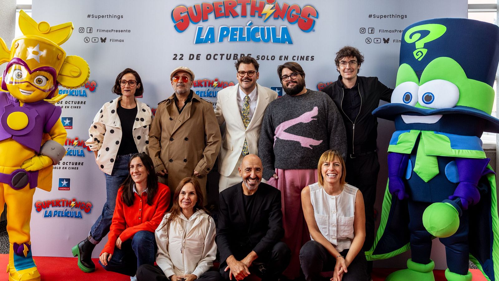 Equipo de 'Superthings: la película' en el preestreno